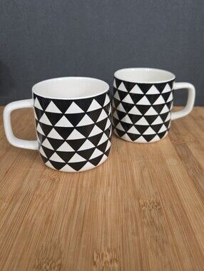 THYME & TABLE Black and White Geometric Mug Set with Straight Line Handle